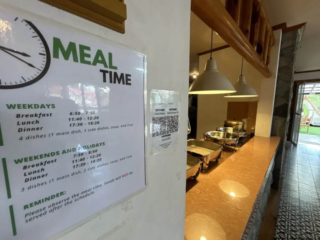 필리핀 바기오 BECI어학원 식당 배식대 옆 식사시간 안내판