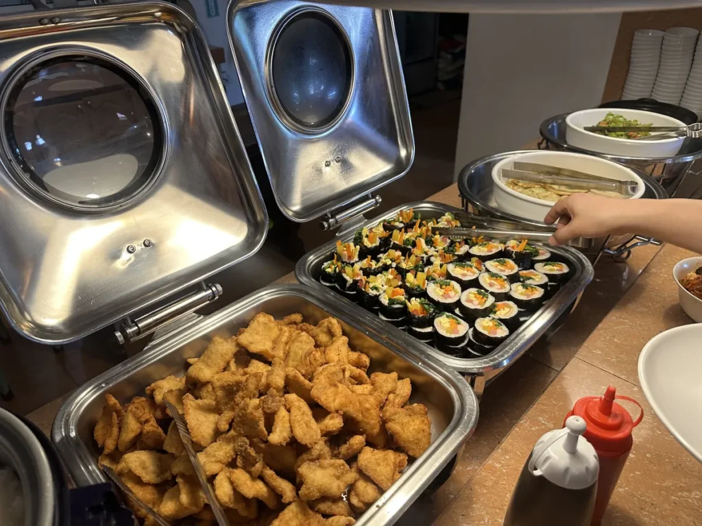필리핀 바기오 BECI어학원 식사 김밥과 생선튀김 뷔페