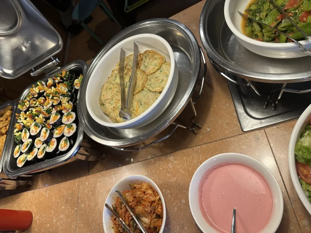 필리핀 바기오 BECI어학원 식사 김밥 채소전 배식 모습