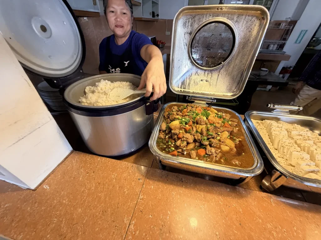 필리핀 바기오 BECI어학원 식사 직원 밥과 닭볶음탕 배식