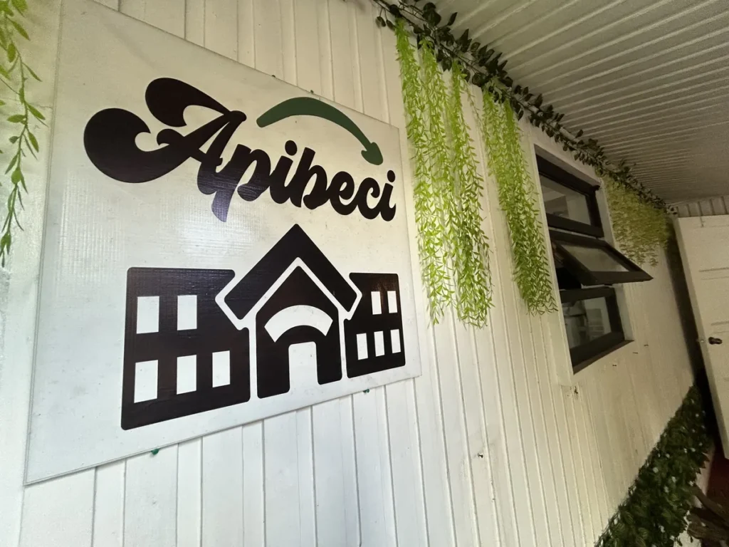 필리핀 바기오 BECI어학원 외관 Apibeci 입구 간판