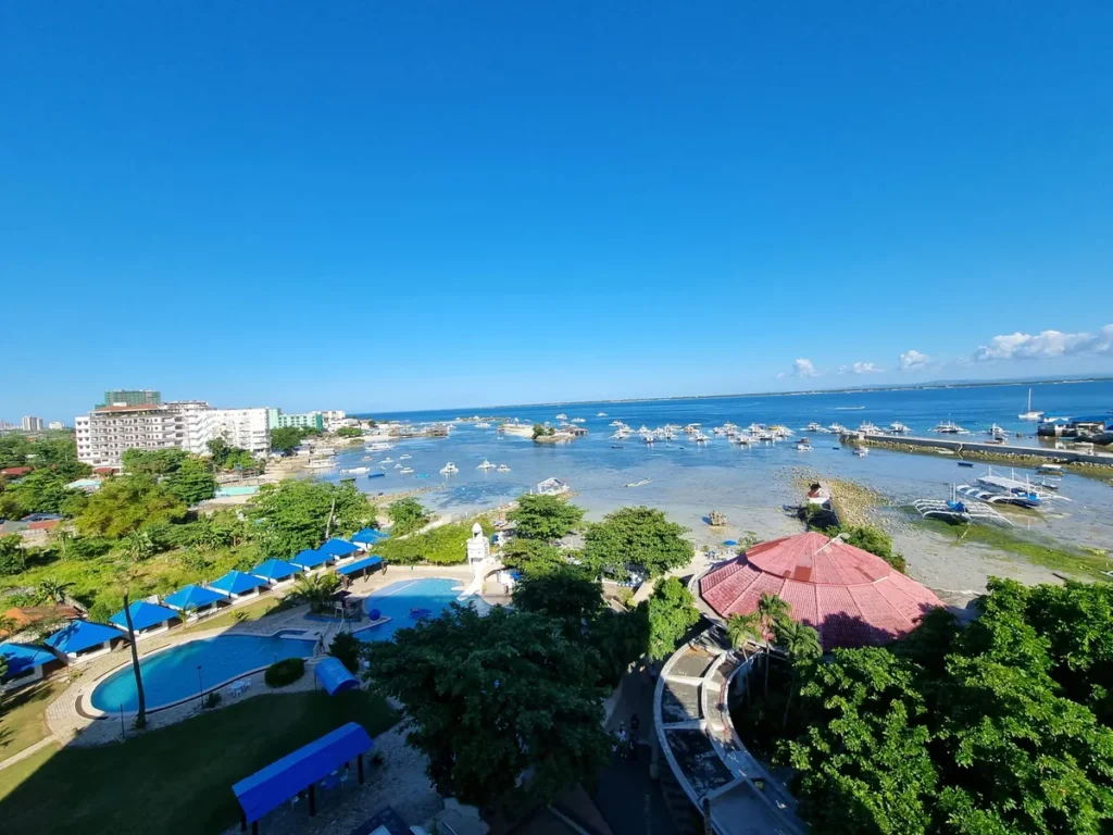 필리핀 세부 블루오션(BLUEOCEAN) 어학원 3인 오션뷰 객실에서 내려다본 리조트 수영장과 해안가 푸른 바다 전망