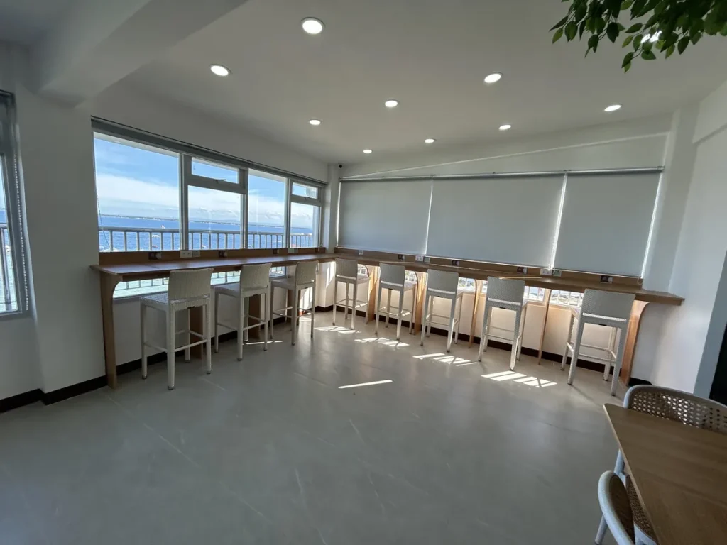 필리핀 세부 블루오션(BLUEOCEAN) 어학원 라운지로 대리석 카운터 옆에 파란 1인 소파가 줄지어 놓인 대기 휴식 공간입니다