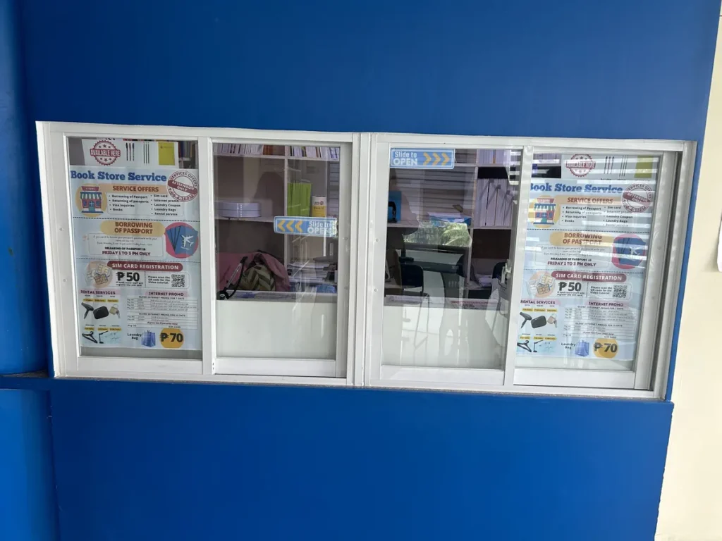 필리핀 세부 블루오션(BLUEOCEAN) 어학원 파란 벽에 설치된 북스토어 서비스 창구 두 곳의 외관