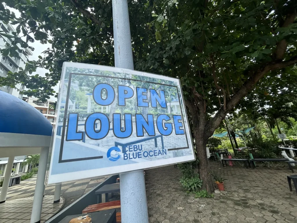 필리핀 세부 블루오션(BLUEOCEAN) 어학원 야외 정원에 세워진 오픈 라운지 안내 입간판