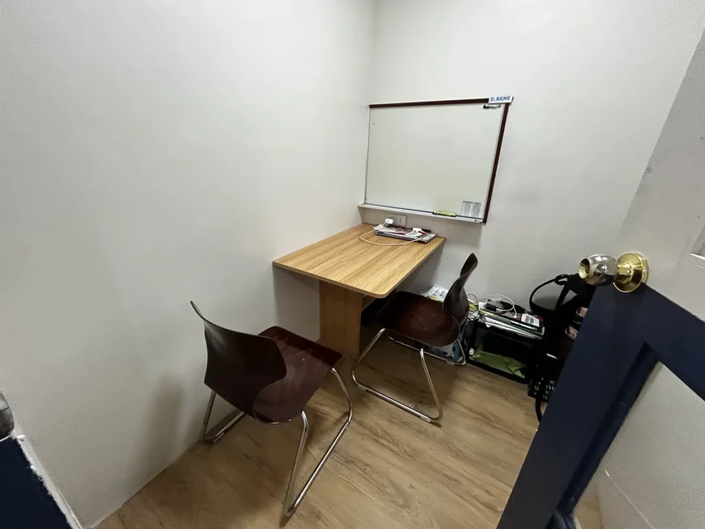 필리핀 세부 블루오션(BLUEOCEAN) 어학원 1대1수업실, 벽걸이 화이트보드와 책상, 강사용 의자가 놓인 모습