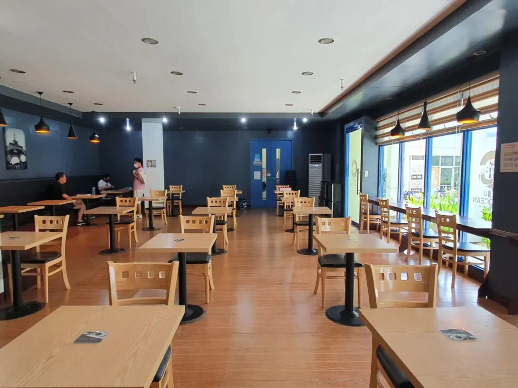 필리핀 세부 블루오션(BLUEOCEAN) 어학원 자습실, 원목 책상과 의자가 줄지어 배치된 넓은 공용 자습 공간