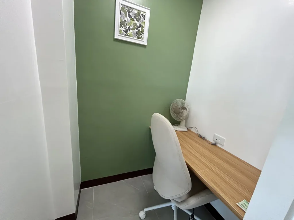 필리핀 세부 블루오션(BLUEOCEAN) 어학원 자습실 1인 부스, 원목 책상과 선풍기, 의자를 갖춘 개인 자습 공간