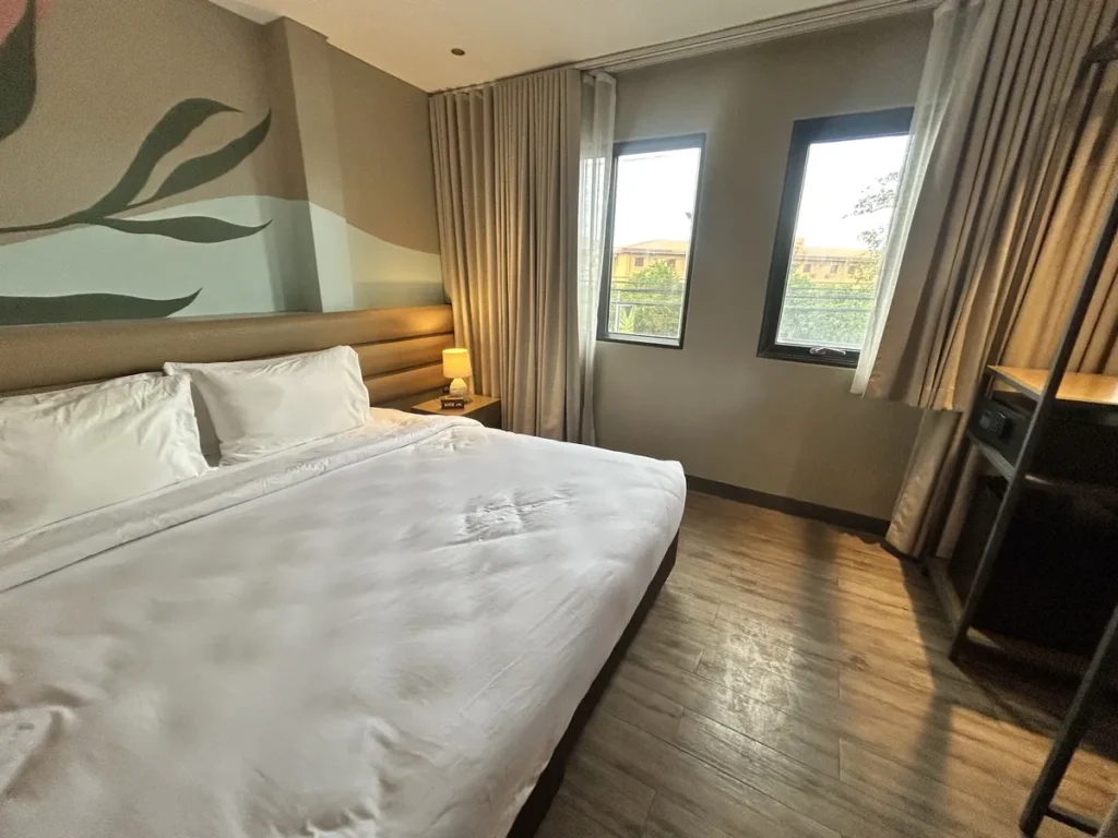 필리핀 세부 블루오션(BLUEOCEAN) 어학원 1인실 디럭스, 두 개의 창문으로 채광이 드는 침대와 사이드테이블