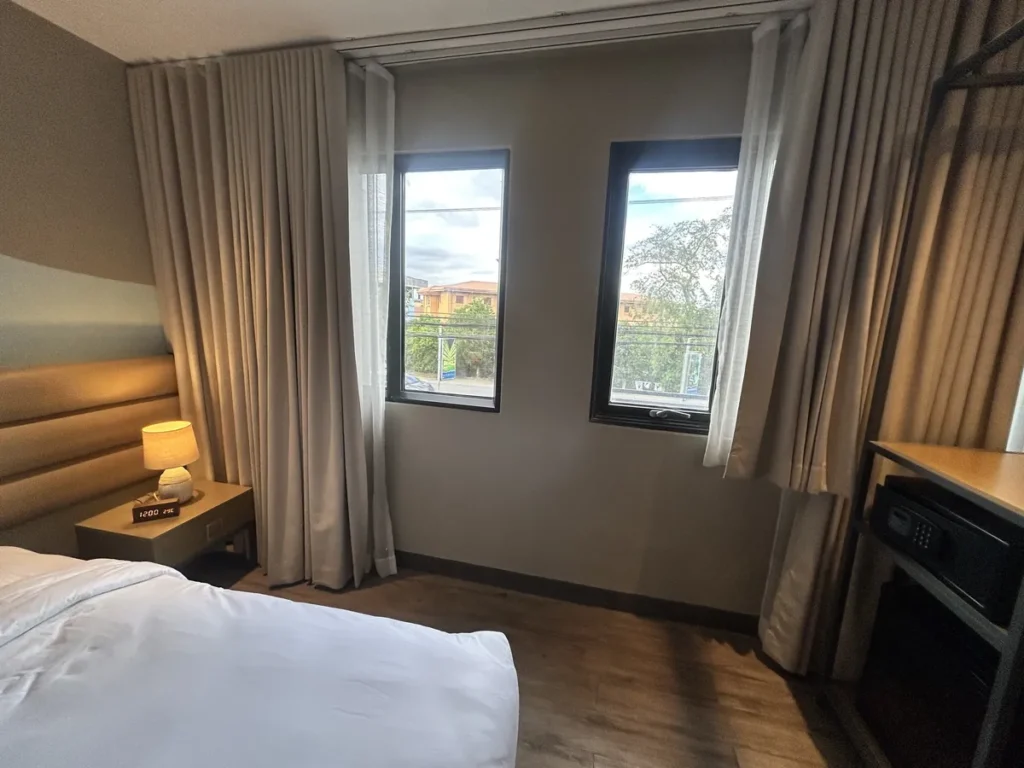 필리핀 세부 블루오션(BLUEOCEAN) 어학원 1인실 디럭스 창밖으로 보이는 주변 거리와 나무 전경