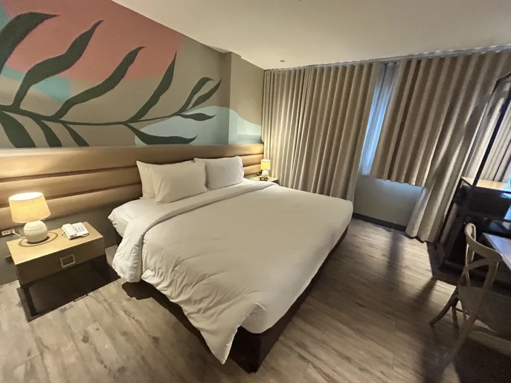 필리핀 세부 블루오션(BLUEOCEAN) 어학원 1인실 디럭스 거울에 비친 세면대와 양변기 등 욕실 내부 모습
