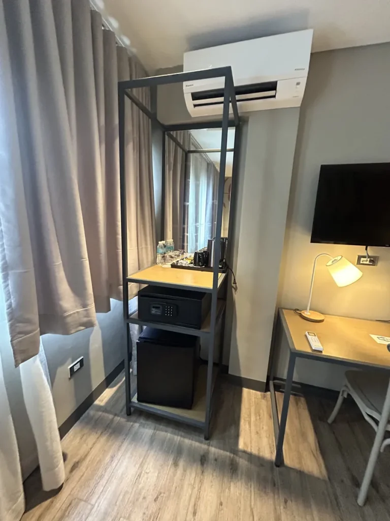 필리핀 세부 블루오션(BLUEOCEAN) 어학원 외부기숙사 1인실 오션뷰의 수납 선반과 에어컨, 책상 공간