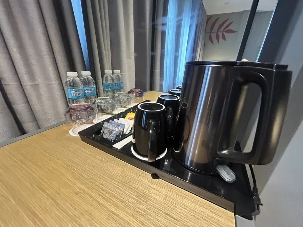 필리핀 세부 블루오션(BLUEOCEAN) 어학원 외부기숙사 1인실 오션뷰에 마련된 전기포트와 생수, 컵 등 차 준비대