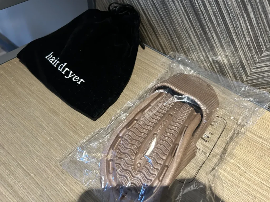 필리핀 세부 블루오션(BLUEOCEAN) 어학원 외부기숙사 1인실 오션뷰에 비치된 헤어드라이어 파우치와 슬리퍼