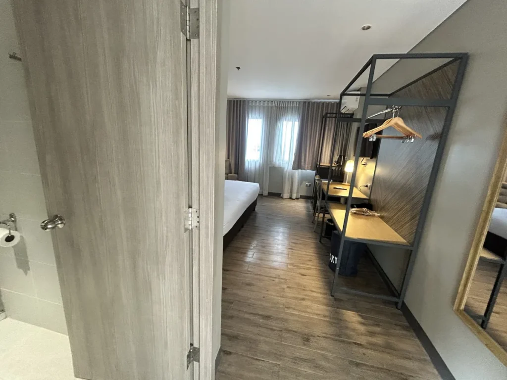 필리핀 세부 블루오션(BLUEOCEAN) 어학원 외부기숙사 1인실 오션뷰 입구에서 침대와 욕실 방향으로 본 모습