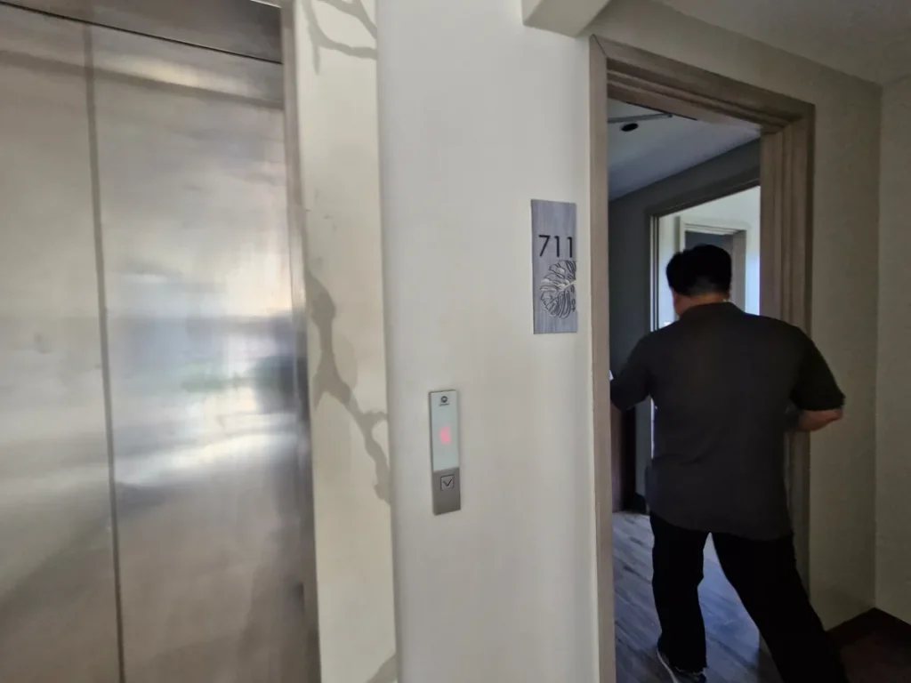 필리핀 세부 블루오션(BLUEOCEAN) 어학원 외부숙소 복도로, 엘리베이터 옆 711호 객실 입구가 보입니다.