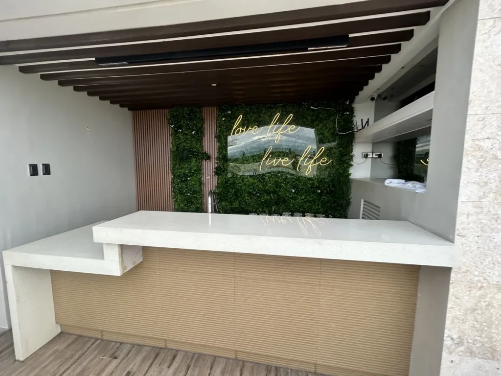 필리핀 세부 블루오션(BLUEOCEAN) 어학원 외부숙소 부대시설로, 바다가 보이는 옥상 루프덱의 라탄 라운지 좌석과 테이블입니다.