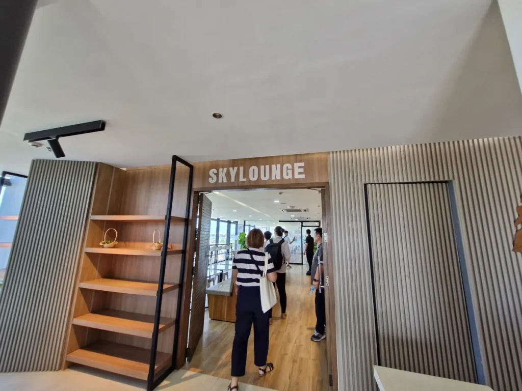 필리핀 세부 블루오션(BLUEOCEAN) 어학원 외부숙소 부대시설로, 원목 진열장과 SKYLOUNGE 안내 사인이 걸린 스카이라운지 출입구입니다.
