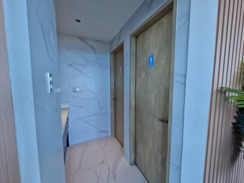 필리핀 세부 블루오션(BLUEOCEAN) 어학원 외부숙소 부대시설 공용 화장실 입구 복도와 남녀 표지
