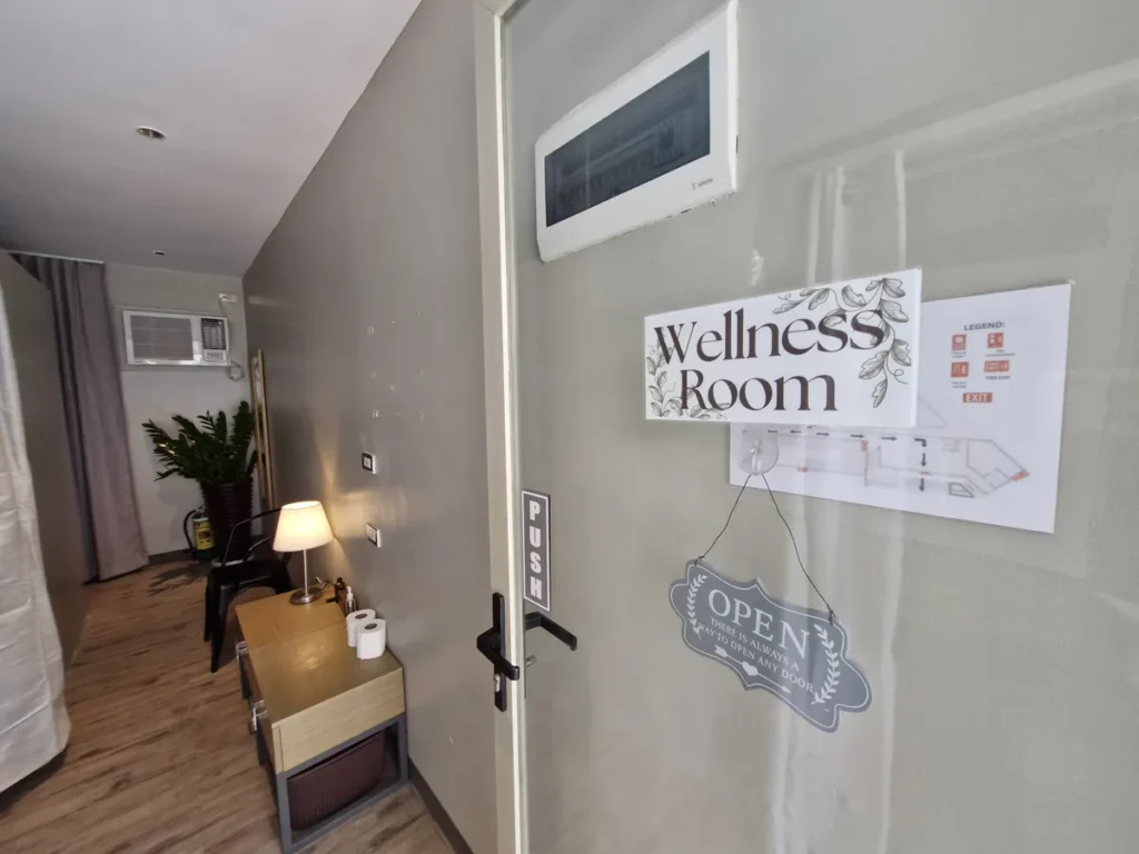 필리핀 세부 블루오션(BLUEOCEAN) 어학원 외부숙소 부대시설로, Wellness Room 안내판이 걸린 마사지·웰니스룸 입구입니다.
