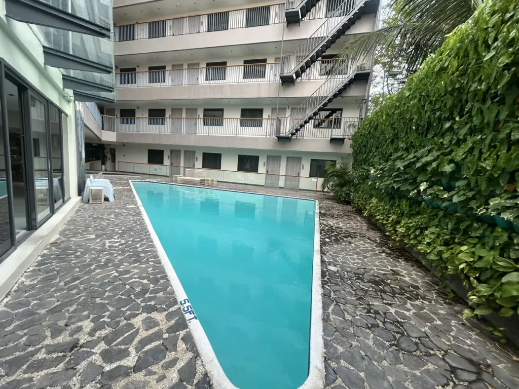 필리핀 세부 블루오션(BLUEOCEAN) 어학원 외부숙소 운동시설로 러닝머신 여러 대가 창가를 향해 나란히 놓인 유산소 운동 구역입니다