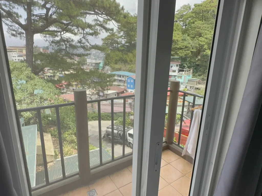 필리핀 바기오 BECI어학원 4인실 발코니 창문으로 본 시내