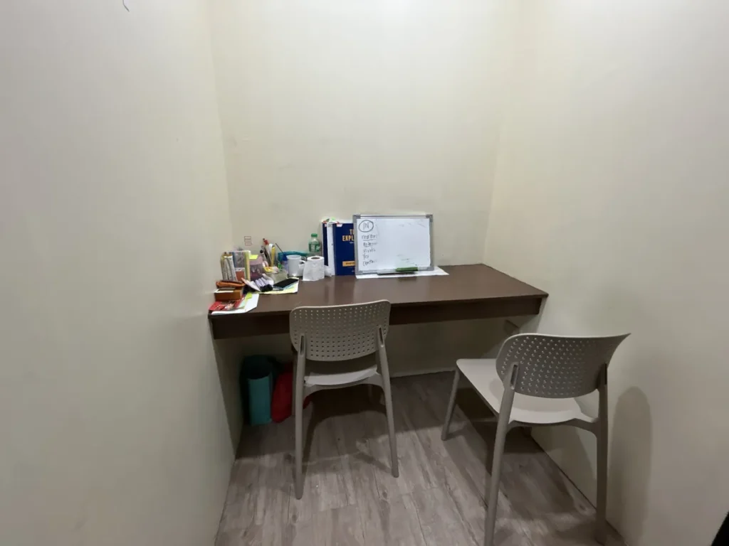 필리핀 바기오 BECI어학원 1대1 수업실 책상과 의자 두 개