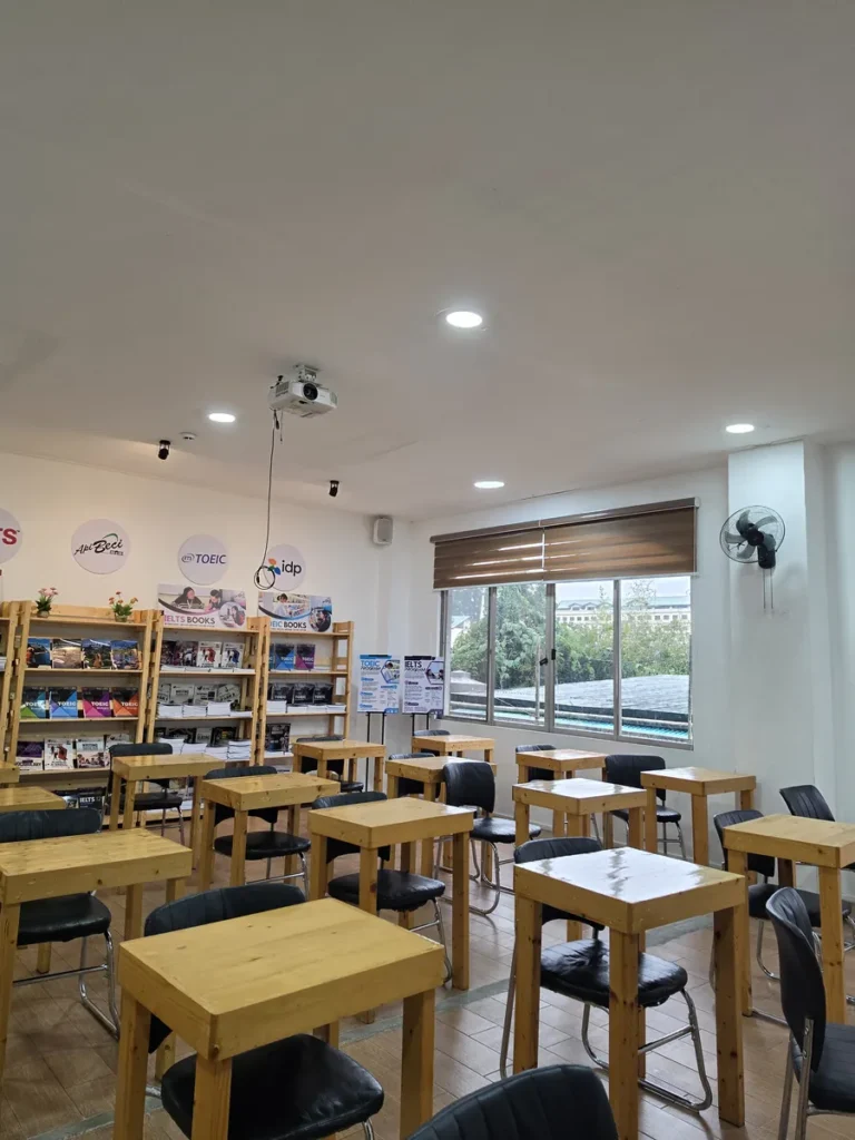 필리핀 바기오 BECI어학원 그룹수업실 책걸상과 도서 진열대