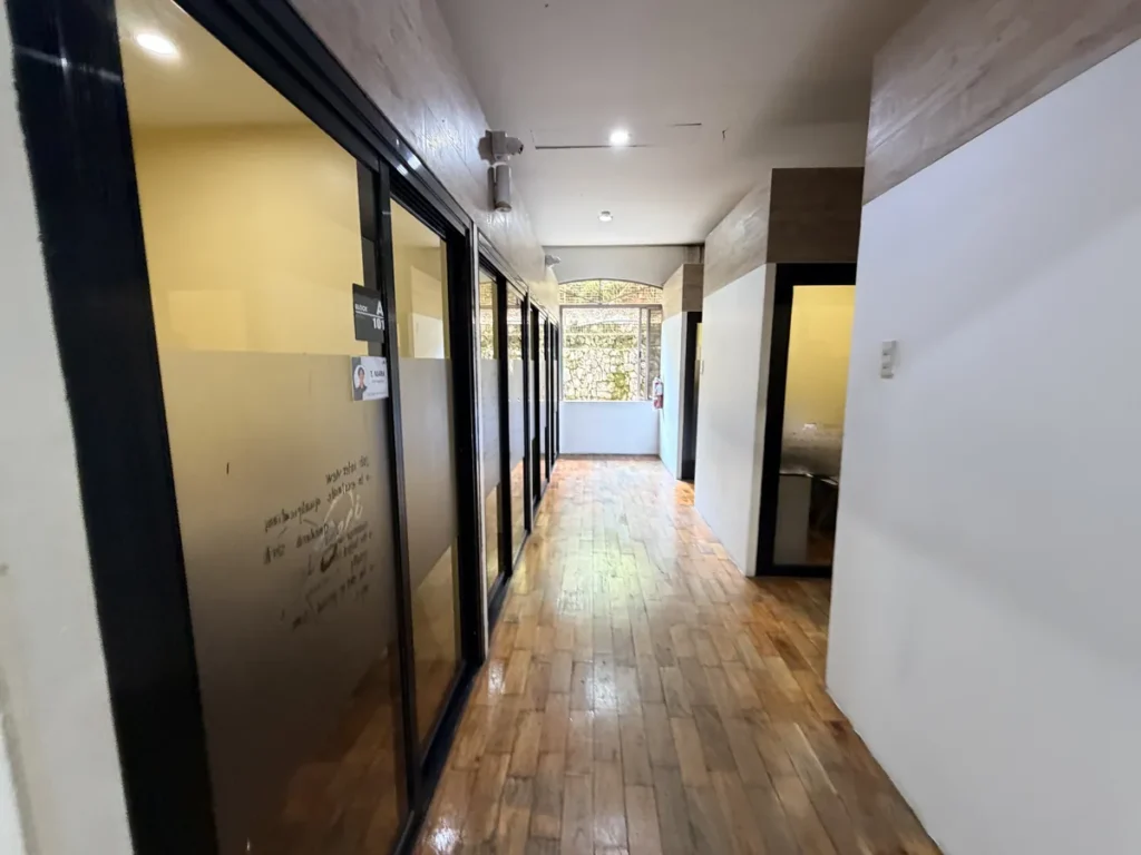 필리핀 바기오 BECI어학원 수업실 원목 바닥 복도 전경
