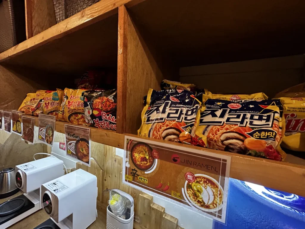 필리핀 바기오 BECI어학원 매점 진라면 등 라면 진열대