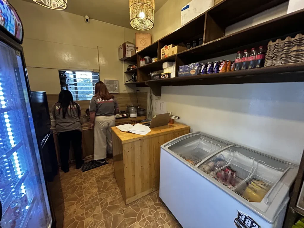 필리핀 바기오 BECI어학원 매점 카운터와 아이스크림 냉동고