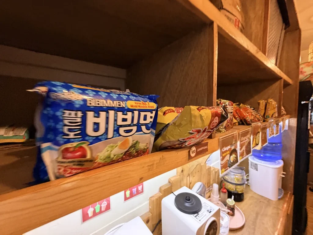 필리핀 바기오 BECI어학원 매점 비빔면 등 라면 진열 선반