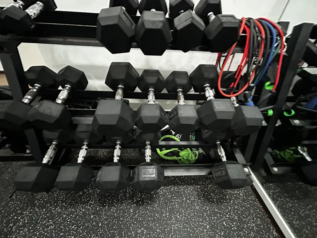 필리핀 바기오 BECI어학원 헬스장 검정 덤벨 거치대
