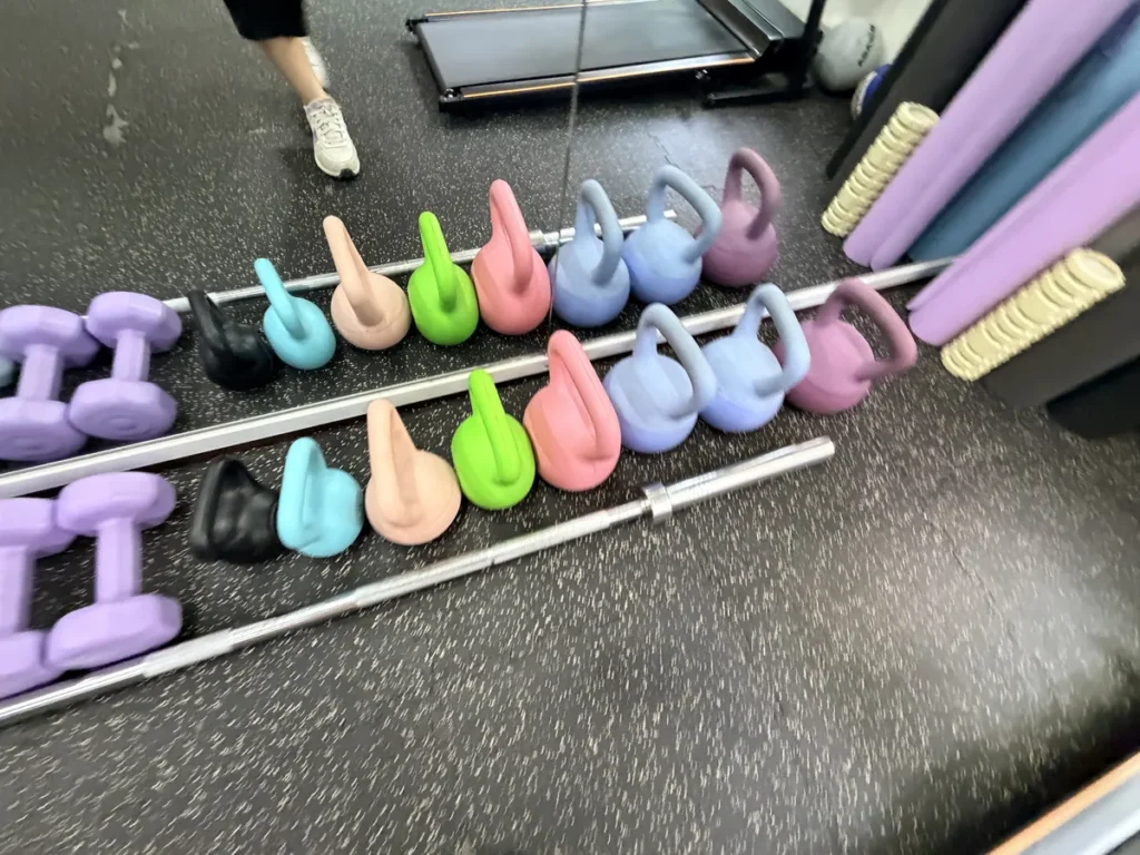 필리핀 바기오 BECI어학원 헬스장 바닥에 정렬된 케틀벨