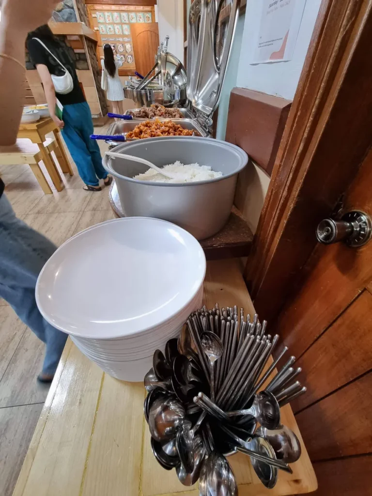필리핀 바기오 BECI어학원 식당 배식대 접시와 수저통