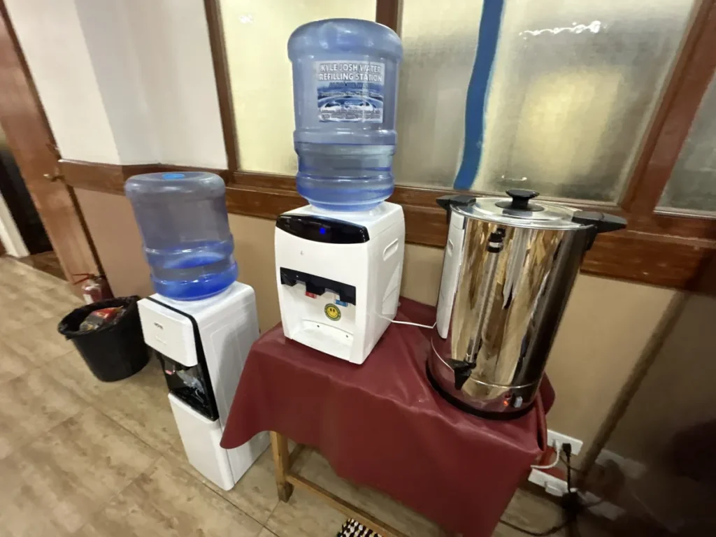 필리핀 바기오 BECI어학원 식당 정수기와 온수통