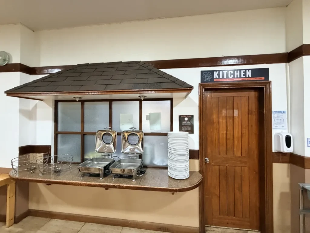 필리핀 바기오 BECI어학원 식당 키친 배식 창구와 식기