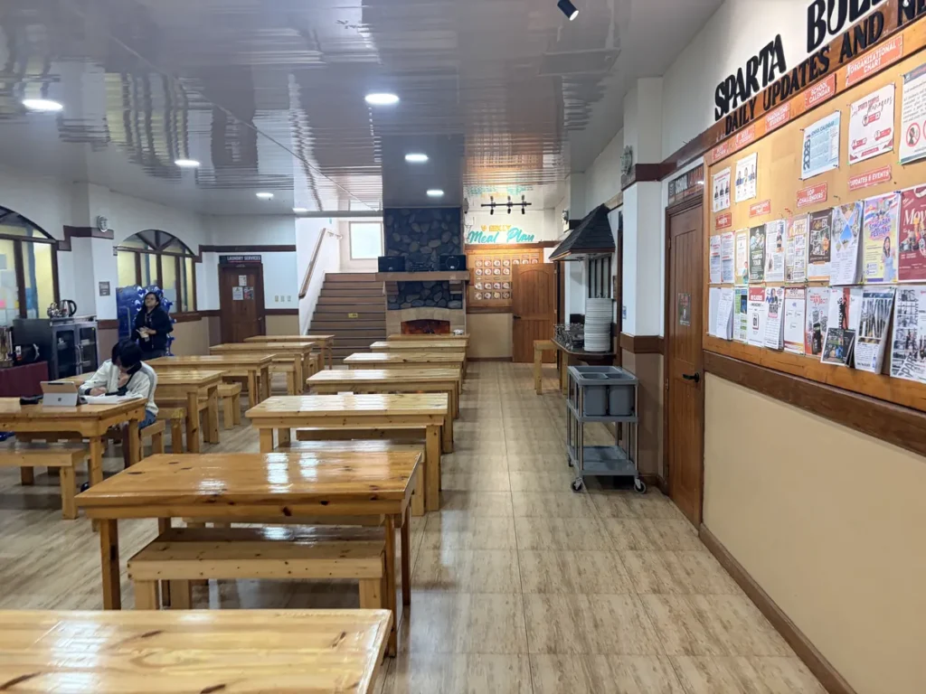 필리핀 바기오 BECI어학원 식당 식탁과 벽난로 전경