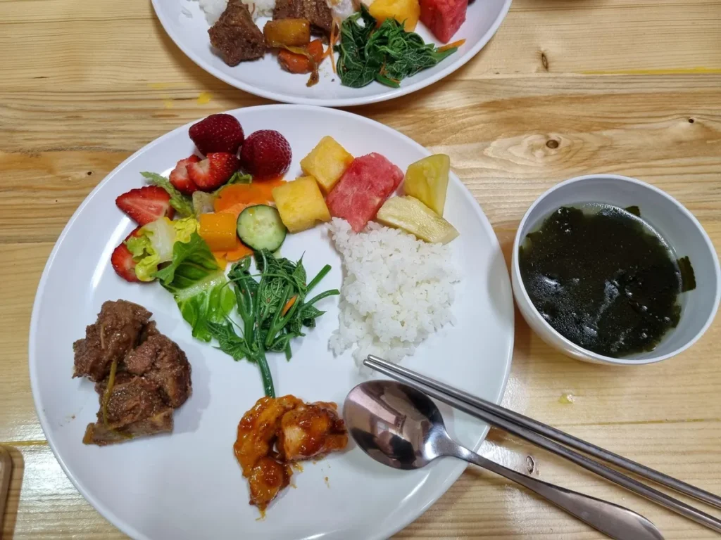 필리핀 바기오 BECI어학원 식사 밥과 고기 반찬 한 접시