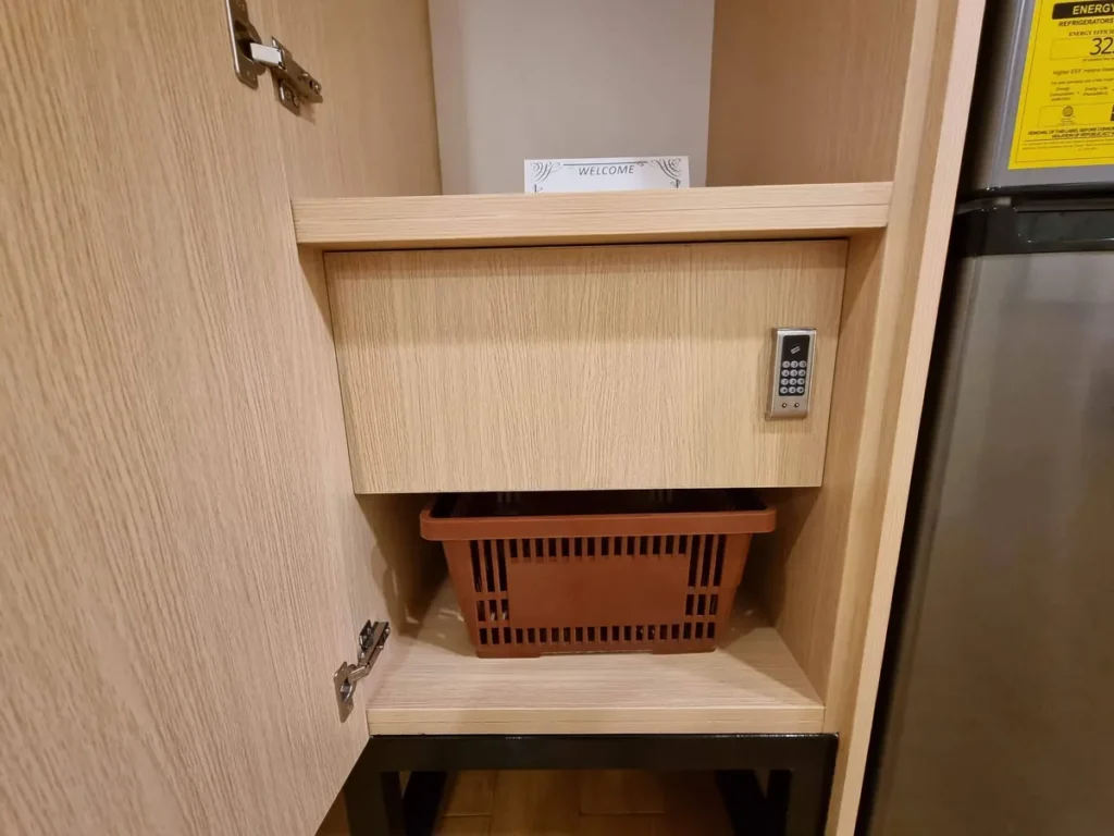 필리핀 세부 CIA어학원 1인실 스위트 옷장 안에 마련된 전자식 도어록 개인 금고와 바구니 수납칸 모습