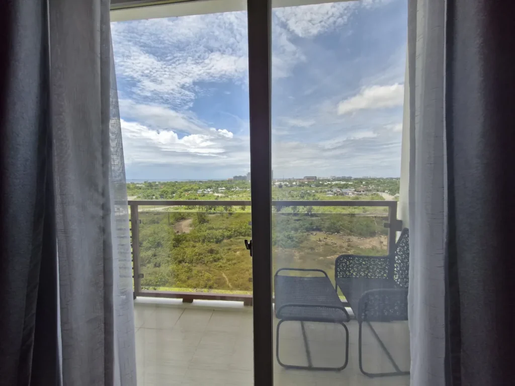 필리핀 세부 CIA어학원 1인실 스위트 욕실로 간접조명을 넣은 거울과 대리석 세면대, 양변기가 갖춰져 있다