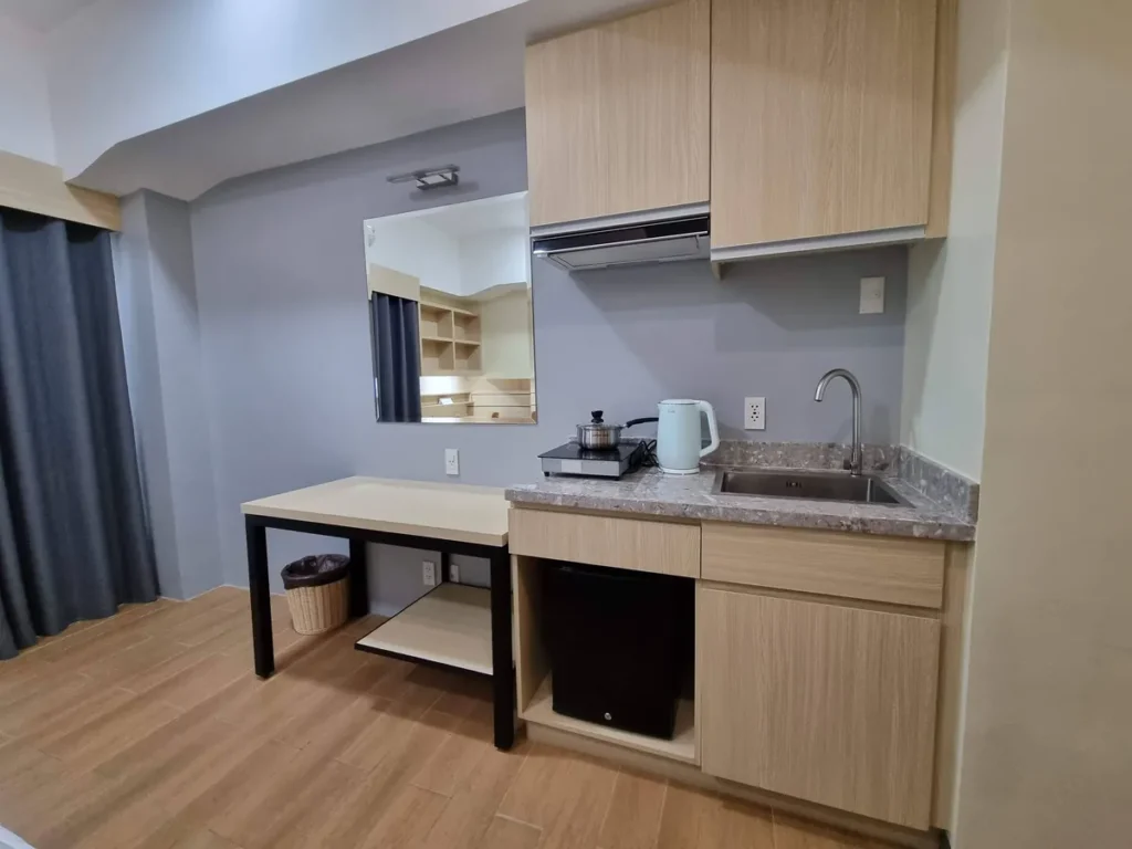 필리핀 세부 CIA어학원 내부기숙사 1인실 프리미엄, 더블베드와 책상 책장이 갖춰진 객실 전경