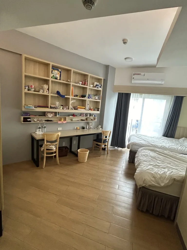 필리핀 세부 CIA어학원 내부기숙사 2인실 원목 책장과 침대가 있는 세로 객실 전경