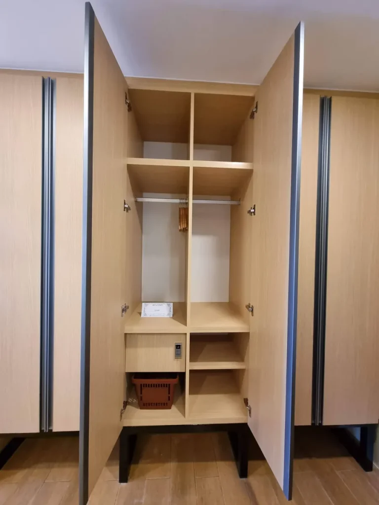 필리핀 세부 CIA어학원 3인실 침대 사이 협탁으로 벽등과 콘센트, 스위치가 마련되어 있습니다.