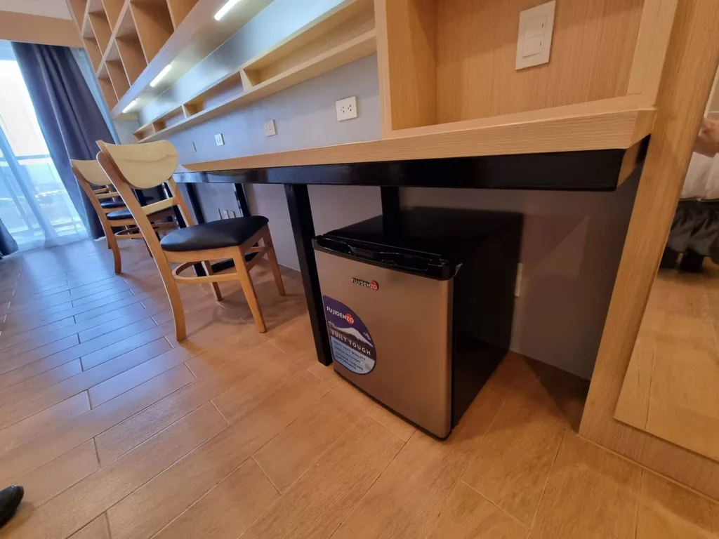 필리핀 세부 CIA어학원 3인실 옷장 내부로 옷걸이봉과 선반, 개인 금고, 빨래 바구니가 들어 있습니다.