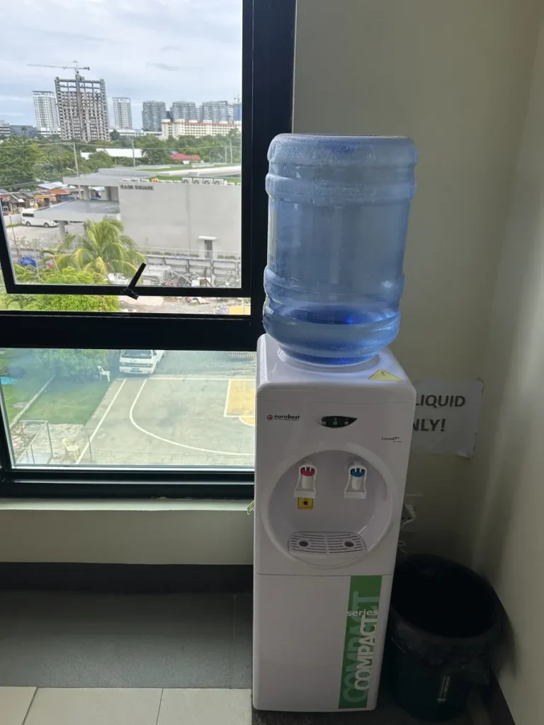 필리핀 세부 CIA어학원 내부 기숙사 M127 객실 표시가 보이는 좁은 복도 모습
