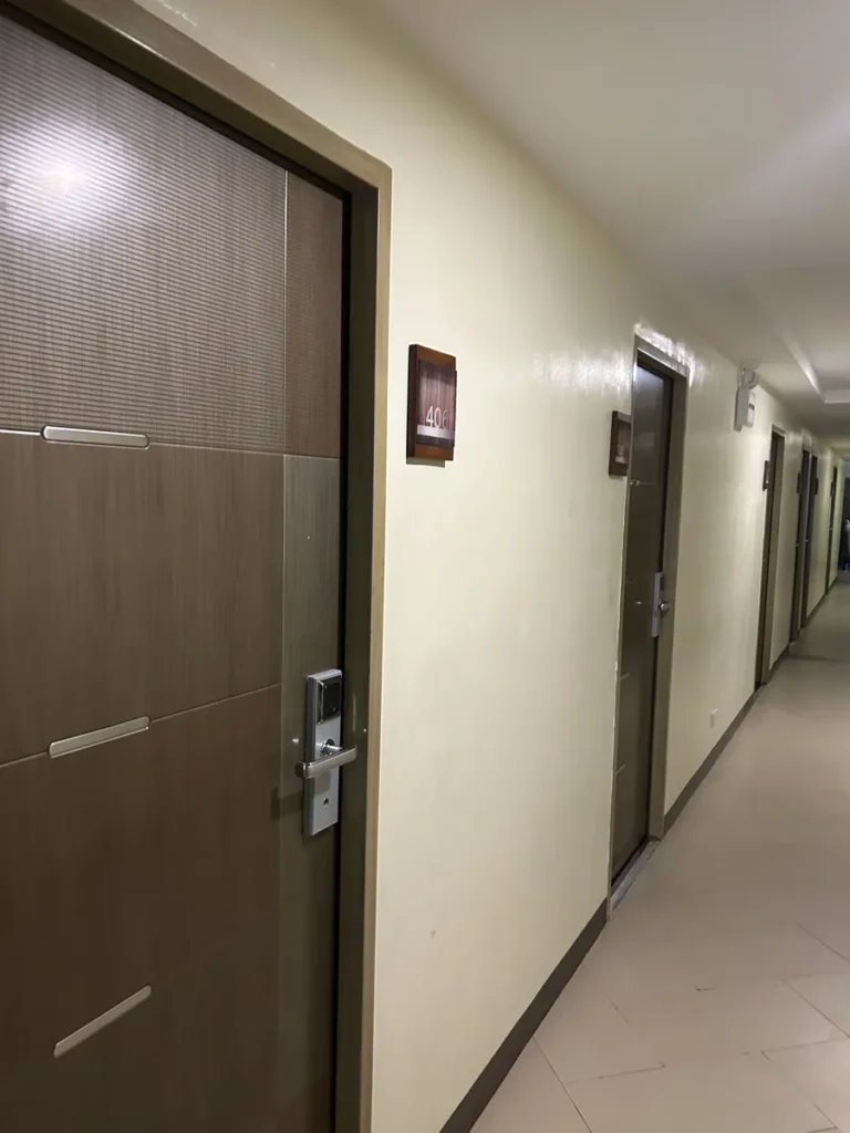 필리핀 세부 CIA어학원 내부 기숙사 406호 객실 문과 카드키 도어록이 보이는 복도 모습