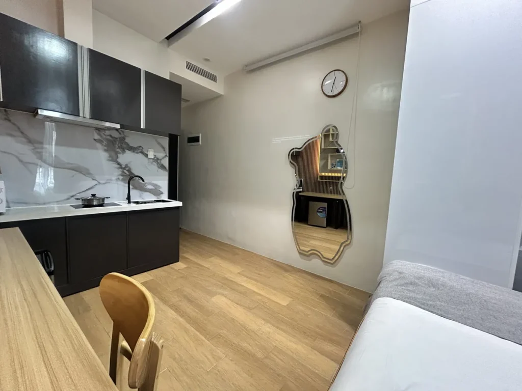 필리핀 세부 CIA어학원 외부숙소 1인실(피나클) 객실의 간이주방과 침대, 거울