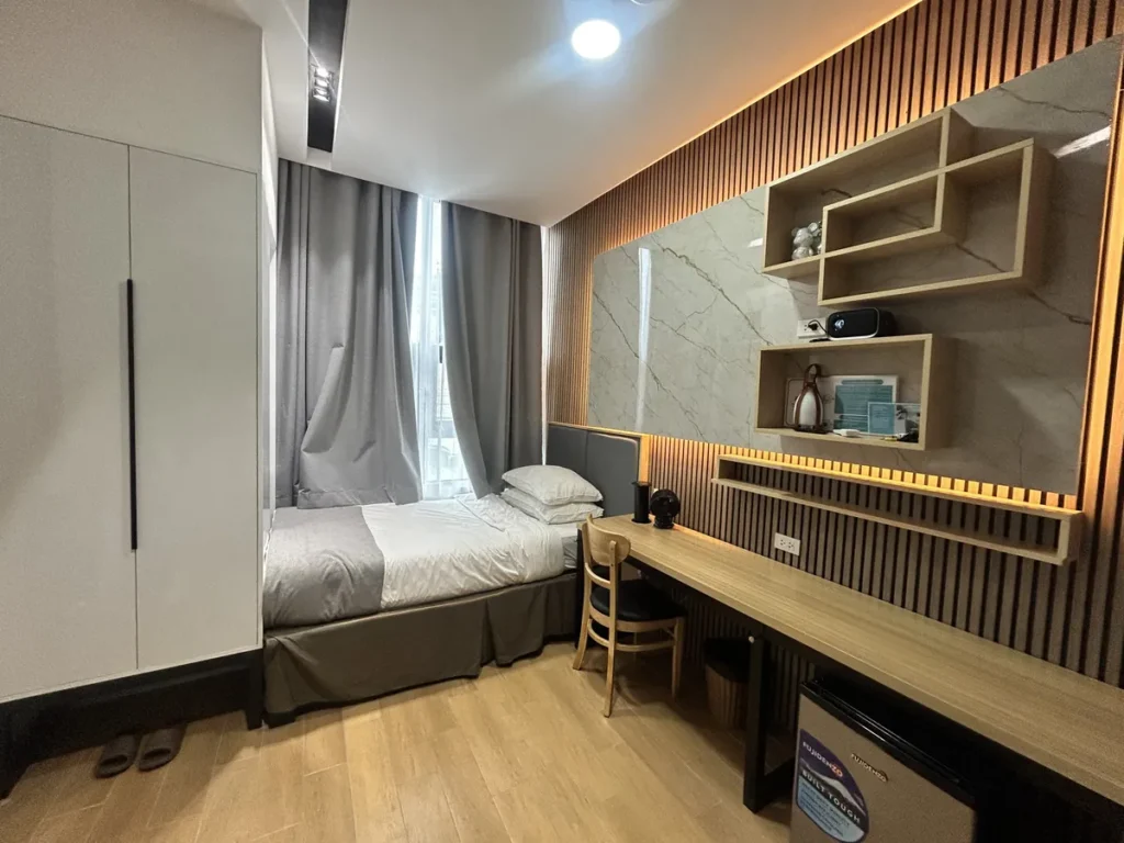 필리핀 세부 CIA어학원 외부숙소 1인실(피나클) 객실의 침대와 책상, 선반 전경