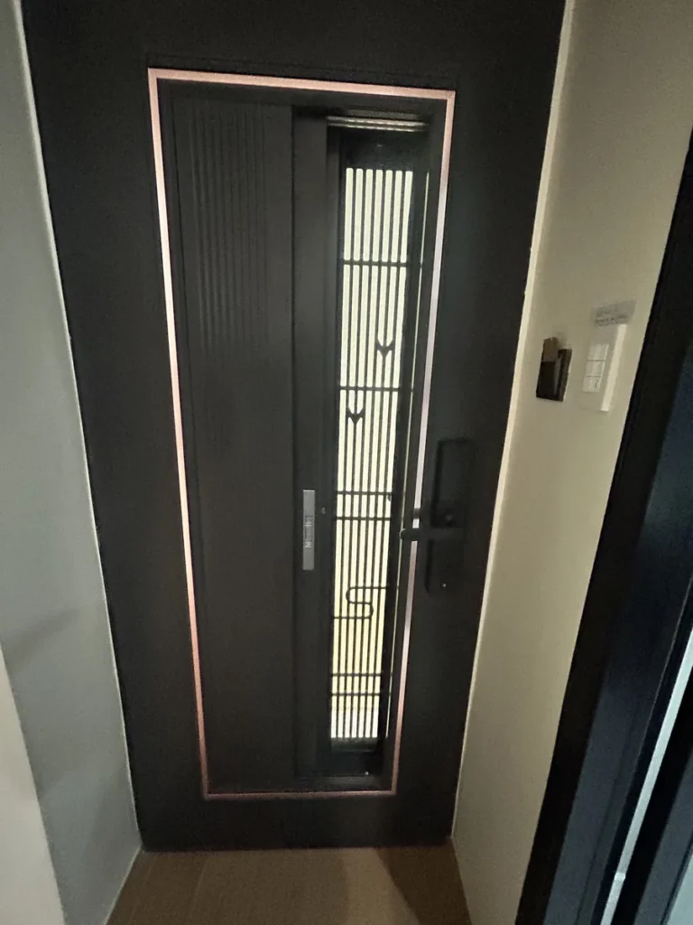필리핀 세부 CIA어학원 피나클 1인실 출입문 안쪽으로 한지 살문 디자인과 도어록, 옆 벽면 스위치가 보이는 모습